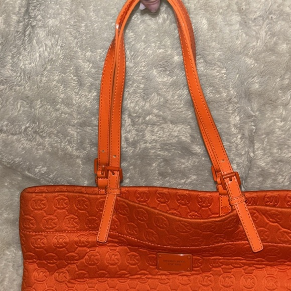 Michael Kors Tangerine Orange, Jet Set quilted large tote. - Picture 6 of 10